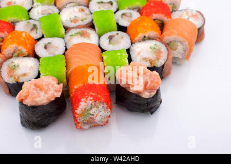 Grande Set misto di vari maki sushi isolati su sfondo bianco. Tradizionale cibo Japaniese Foto Stock