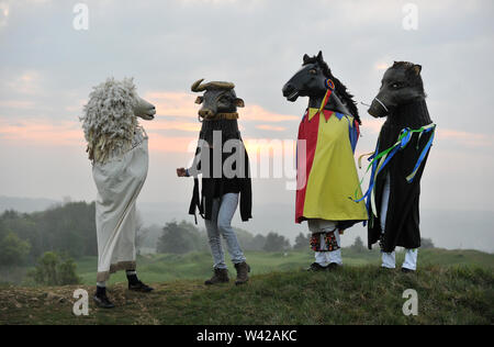 Morris Dancing sulla sommità di Painswick Beacon per celebrare sunrise il giorno di maggio Foto Stock