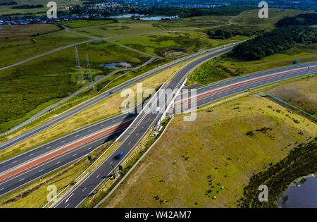 Antenna fuco vista di una grande e nuova superstrada con moto veicoli sfocate (A465, il Galles, UK) Foto Stock