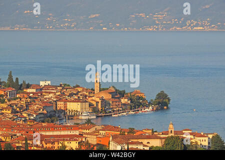 Vista aerea della città di Salo sul lago di Garda in Italia Foto Stock