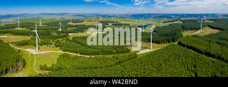 Antenna fuco panorama di turbine a grandi centrali eoliche onshore in Galles, Regno Unito Foto Stock