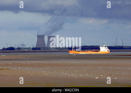 Un gas vettore che passa al di sopra della Schelda occidentale con il Doel Centrale Nucleare in background su Walcheren in Zeeland, Paesi Bassi Foto Stock