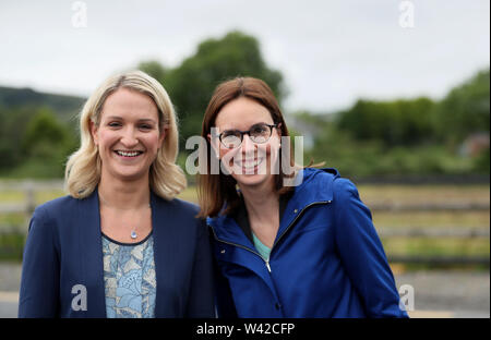 Ministro irlandese per gli affari europei Helen McEntee (sinistra) e recentemente nominato ministro francese per l'Europa Amile de Montchalin, sulla Repubblica di Irlanda parte del confine, durante una visita alla vecchia Ravensdale di frontiera tra la Repubblica di Irlanda e Irlanda del Nord. Foto Stock