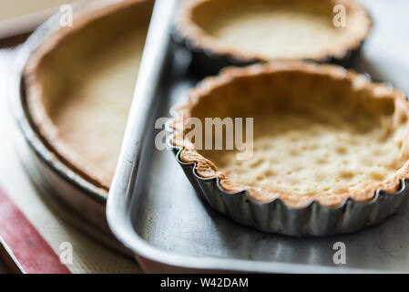 Flutter piccoli e grandi round, cieco al forno, pasticceria casi Foto Stock