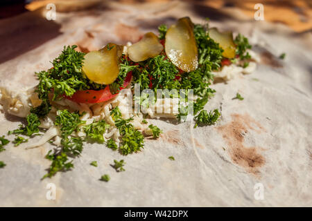 Una pita con verdure. Il processo di cottura di sandwich Foto Stock