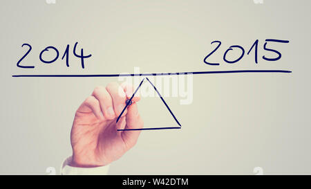 Bilanciamento del uomo 2014 e 2015 su un disegnati a mano altalena su una interfaccia virtuale mettendole in equilibrio, vintage instagram effetto tonico. Foto Stock