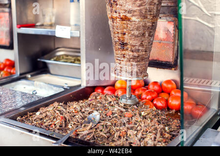 Döner,bagno turco Döner Kebab preparazione per la cottura. Foto Stock