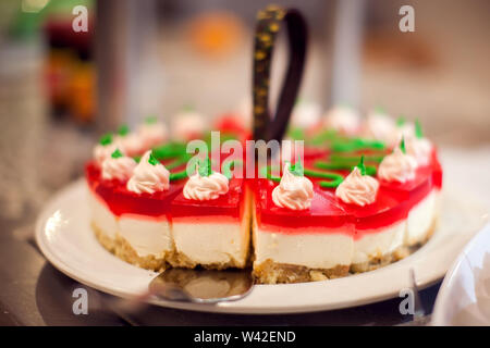 Il dessert dolci sulla tavola da banchetto. Righe di gustosi dessert cercando in regime bellissimo albergo Hurghada, Egitto Foto Stock