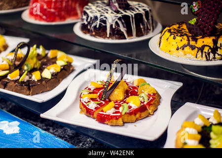 Il dessert dolci sulla tavola da banchetto. Righe di gustosi dessert cercando in regime bellissimo albergo Hurghada, Egitto Foto Stock