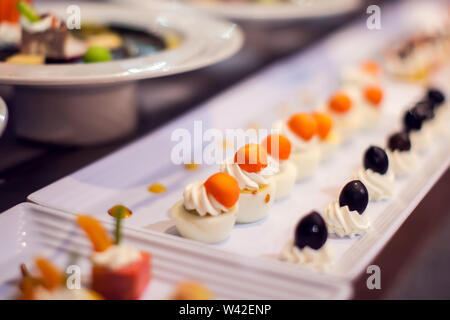 Il dessert dolci sulla tavola da banchetto. Righe di gustosi dessert cercando in regime bellissimo albergo Hurghada, Egitto Foto Stock