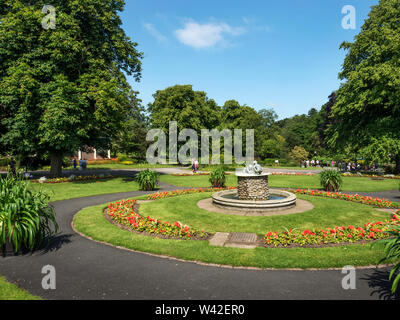 Giardini di valle in estate con la Fontana del Cherubino come un centrotavola Harrogate North Yorkshire, Inghilterra Foto Stock