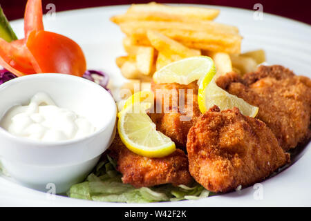 Bistrattato pollo serviti con salsa al caffè. Concetto di cibo Foto Stock