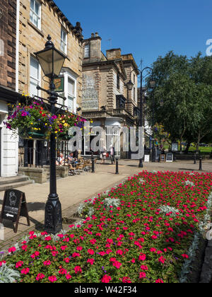 Fiori d'estate nel quartiere di Montpellier Harrogate North Yorkshire, Inghilterra Foto Stock