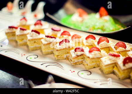 Chiudere fino deliziosi dessert dolci della pasticceria dell'hotel. Freschi dolci colorati berry dessert, bellissimo decorate in Egitto Foto Stock