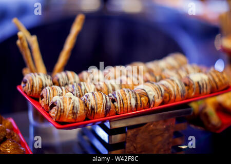 Chiudere fino deliziosi dessert dolci della pasticceria dell'hotel. Freschi dolci colorati berry dessert, bellissimo decorate in Egitto Foto Stock