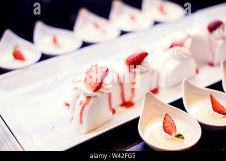 Chiudere fino deliziosi dessert dolci della pasticceria dell'hotel. Freschi dolci colorati berry dessert, bellissimo decorate in Egitto Foto Stock