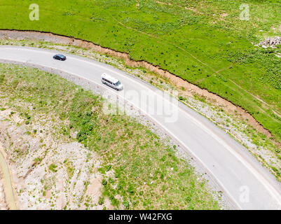 Vista superiore della strada serpentina in montagna, sulle vetture stradali Foto Stock