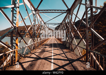 Il vecchio ponte in acciaio strada sopra il lago a Huesca Spagna Foto Stock