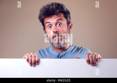 Sorpreso giovane uomo ritratto. Emozioni e concetto di persone Foto Stock