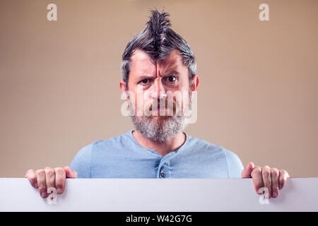 Closeup ritratto di un uomo adulto con la barba e iroquois. Le persone e le emozioni concetto Foto Stock