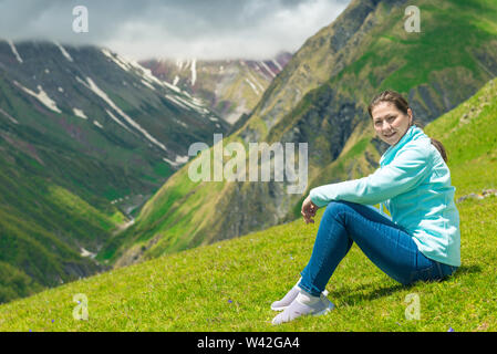 Una donna si ammira la montagna nella campagna del Caucaso Foto Stock