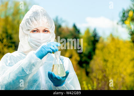 L'ecologista svolge attività di ricerca di acqua nel lago con l aiuto di strumenti, riprese in natura durante il lavoro Foto Stock