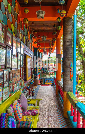 Koh Samui, Thailandia - Aprile 18, 2019: colorati bungalow hippie in un villaggio hippie in Lamai Beach Foto Stock