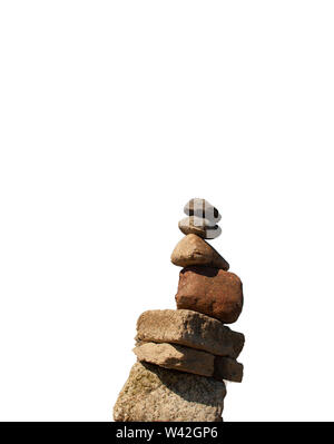 Equilibrio di pietre - diverse pietre impilate in altezza. Pietre di bilanciamento, adatto come sfondo. Isolato su bianco. Foto Stock