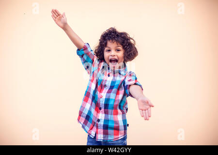 Little Boy kid mostra gli abbracci con le braccia aperte Foto Stock