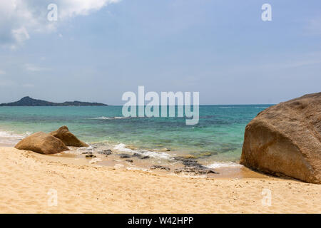 Con le sue sabbie dorate, Lamai Beach su Koh Samui Island è una delle migliori destinazioni tropicali in Thailandia Foto Stock
