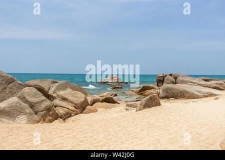 Con le sue sabbie dorate, Lamai Beach su Koh Samui Island è una delle migliori destinazioni tropicali in Thailandia Foto Stock