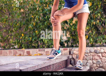 La donna si sente dolore al ginocchio mentre facendo esercizi. Persone, sport, la sanità e la medicina concept Foto Stock