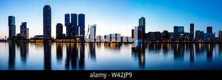 Rotterdam notte vista panoramica. Le torri della città illuminata panorama, riflessioni sul fiume Maas acqua, tramonto, blu cielo chiaro, vigilia di estate Foto Stock