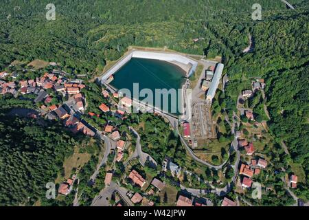 Vista aerea di Ligonchio Village e il suo lago della centrale idroelettrica. Reggio Emilia / Italia Foto Stock