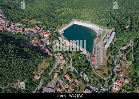 Vista aerea di Ligonchio Village e il suo lago della centrale idroelettrica. Reggio Emilia / Italia Foto Stock