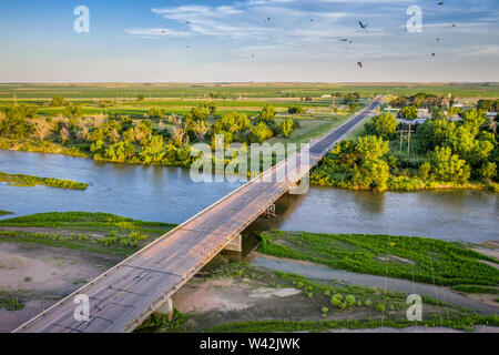 Autostrada e ponte sul South Platte River nel Nebraska a Brule, vista aerea con uccelli in volo Foto Stock