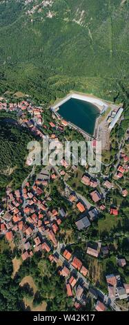 Vista aerea di Ligonchio Village e il suo lago della centrale idroelettrica. Reggio Emilia / Italia Foto Stock