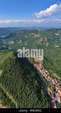 Vista aerea di Ligonchio Village e il suo lago della centrale idroelettrica. Reggio Emilia / Italia Foto Stock