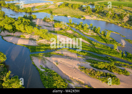 Profondo e intrecciato di South Platte River nel Nebraska a Brule, vista aerea in scenario estivo Foto Stock