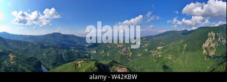 Vista aerea di Ligonchio Village e il suo lago della centrale idroelettrica. Reggio Emilia / Italia Foto Stock