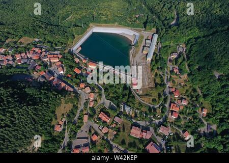 Vista aerea di Ligonchio Village e il suo lago della centrale idroelettrica. Reggio Emilia / Italia Foto Stock