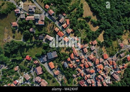 Vista aerea di Ligonchio Village e il suo lago della centrale idroelettrica. Reggio Emilia / Italia Foto Stock