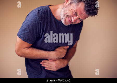 L'uomo sente forte mal di stomaco isolato. La gente, la sanità e la medicina concept Foto Stock