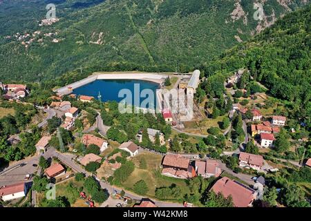 Vista aerea di Ligonchio Village e il suo lago della centrale idroelettrica. Reggio Emilia / Italia Foto Stock