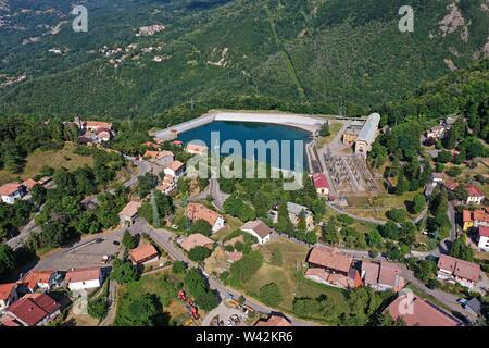 Vista aerea di Ligonchio Village e il suo lago della centrale idroelettrica. Reggio Emilia / Italia Foto Stock