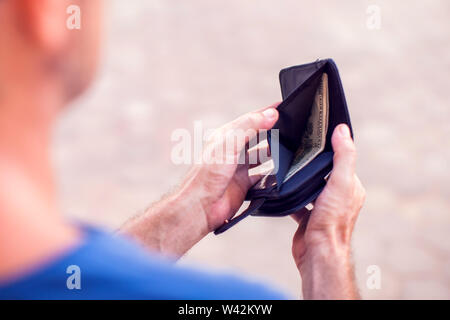 Chi detiene un portafoglio vuoto nelle mani. Foto Stock