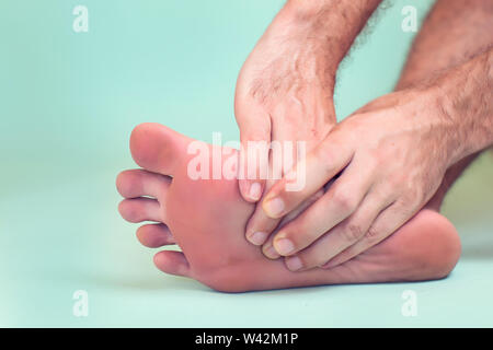 L'uomo sente forte il dolore del piede. La gente, la sanità e la medicina concept Foto Stock