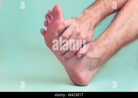 L'uomo sente forte il dolore del piede. La gente, la sanità e la medicina concept Foto Stock