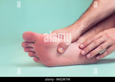 L'uomo sente forte il dolore del piede. La gente, la sanità e la medicina concept Foto Stock