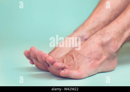 L'uomo sente forte il dolore del piede. La gente, la sanità e la medicina concept Foto Stock